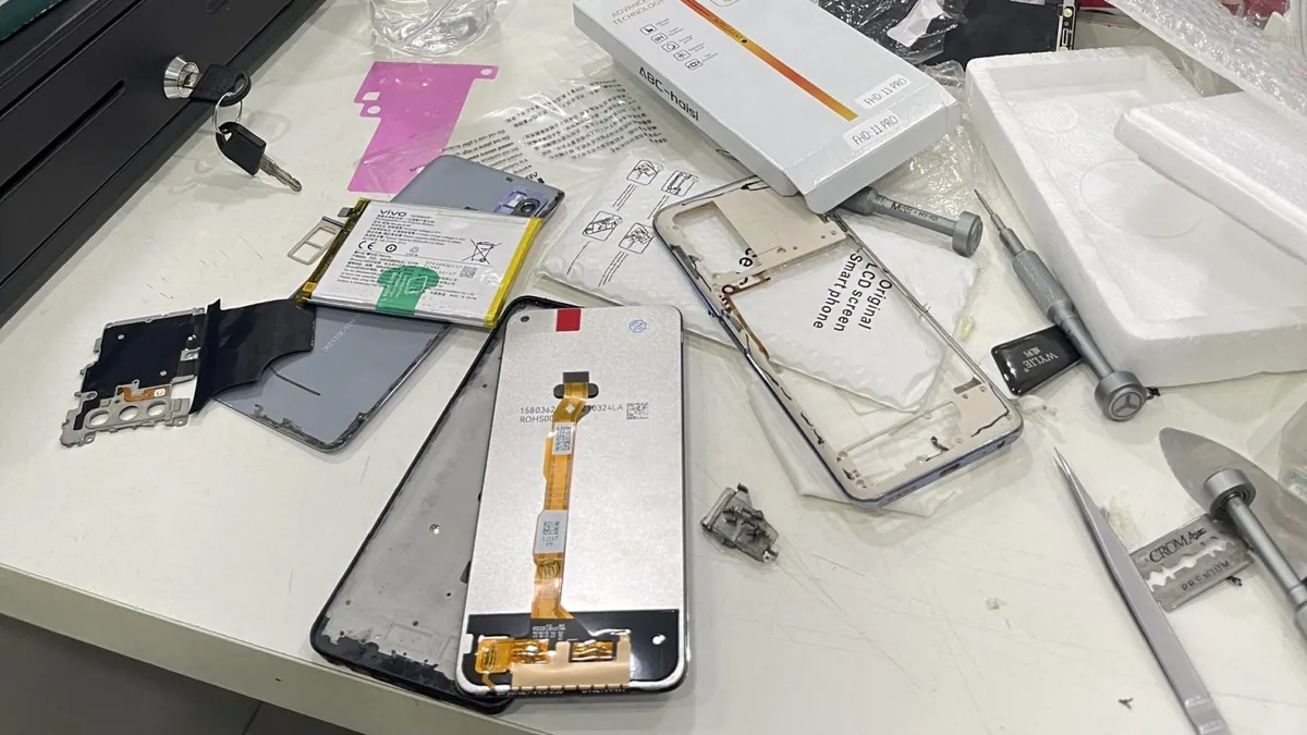 Màn hình thay thế, khung máy và pin điện thoại Android trên bàn kỹ thuật