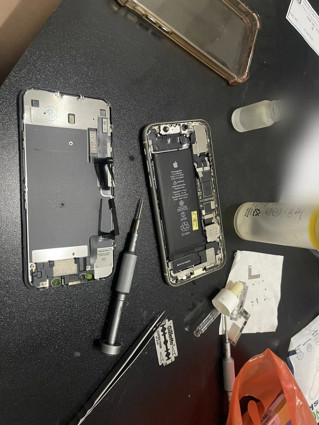 iPhone 11 mở máy, tấm màn thay thế có nhãn GX-11 ở mặt sau
