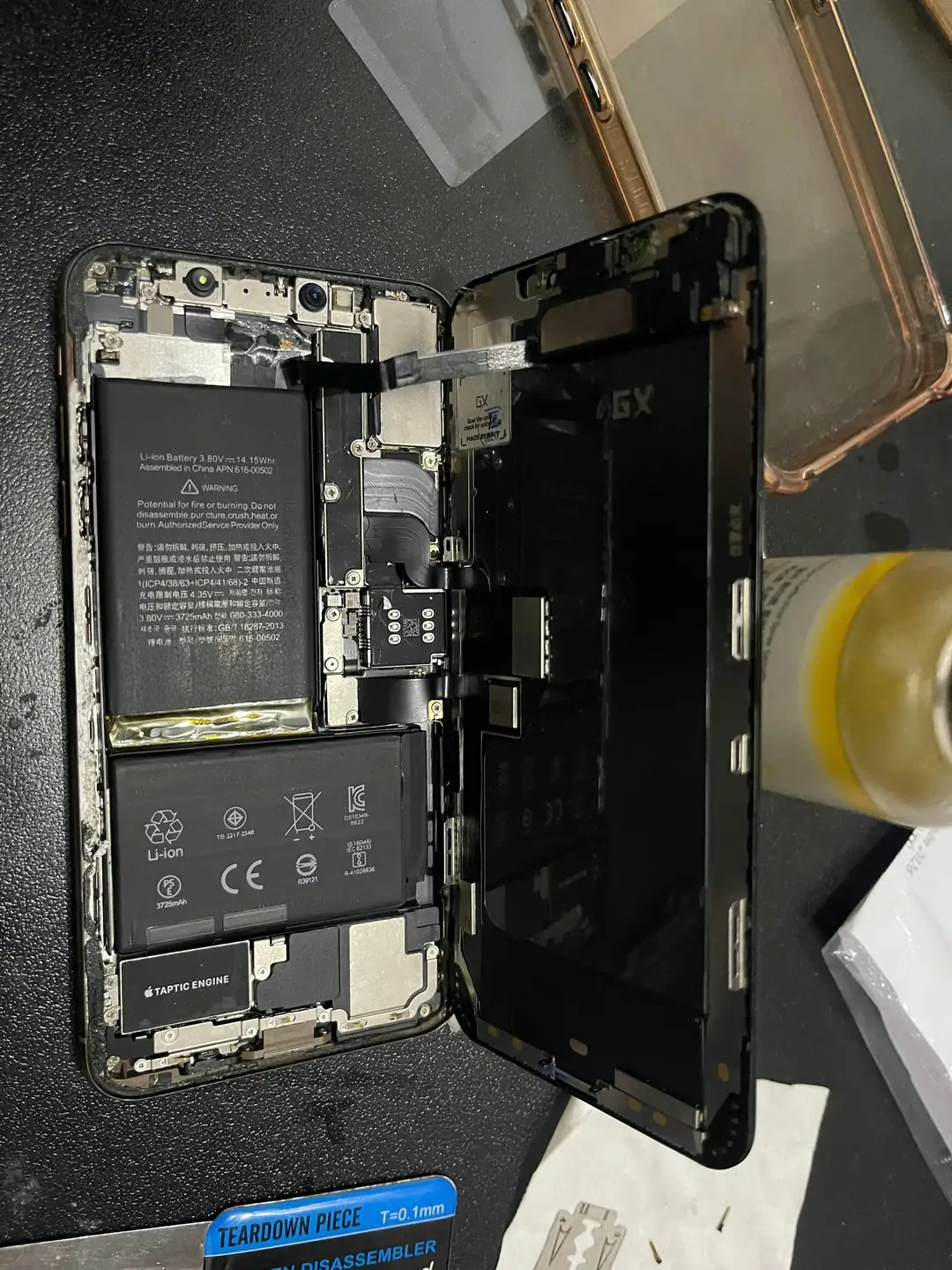iPhone XS Max mở máy, mặt sau màn thay thế có in chữ GX