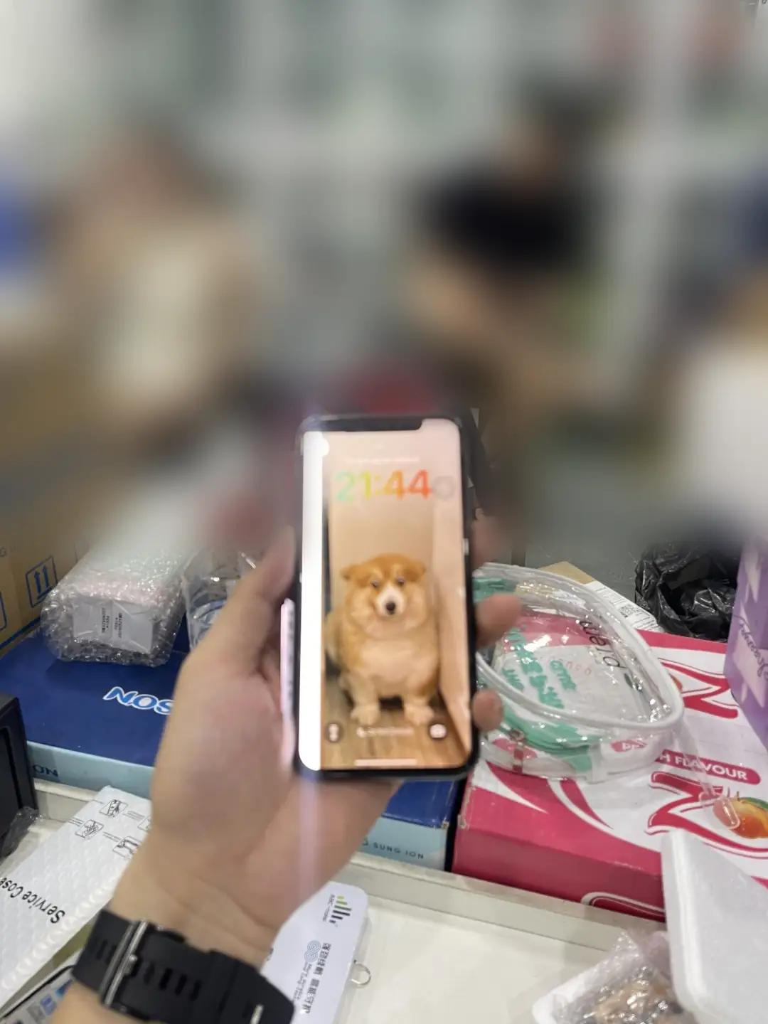 Kiểm tra hiển thị trên màn hình khóa iPhone tại TRIPHONE