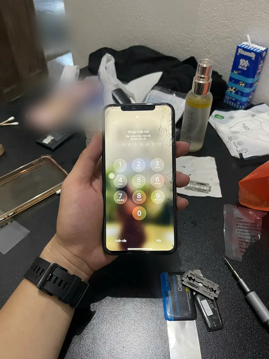 iPhone ở màn hình nhập mật mã trên bàn kỹ thuật TRIPHONE
