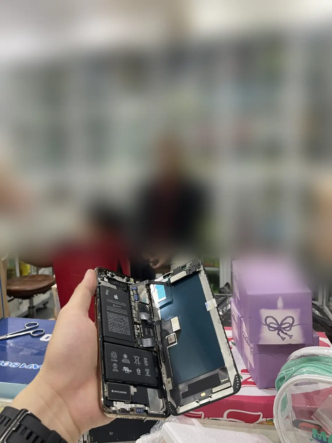Mở máy iPhone tại bàn kỹ thuật TRIPHONE để kiểm tra bên trong