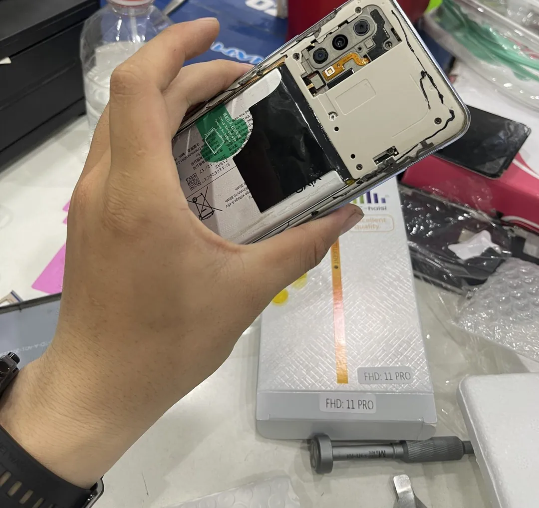 Điện thoại Android đã tháo nắp lưng, lộ pin và cụm camera sau