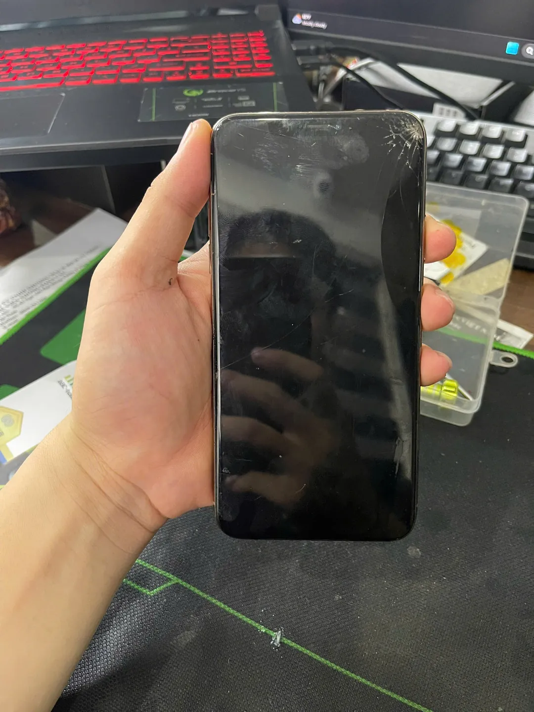 iPhone 11 Pro Max vỡ góc màn hình, màn đen không hiển thị