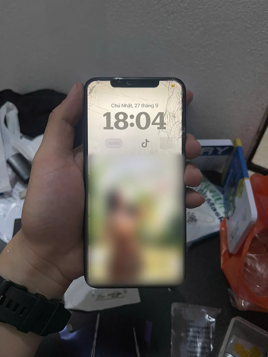 iPhone XS Max lên nguồn bình thường, màn vỡ giữ nguyên