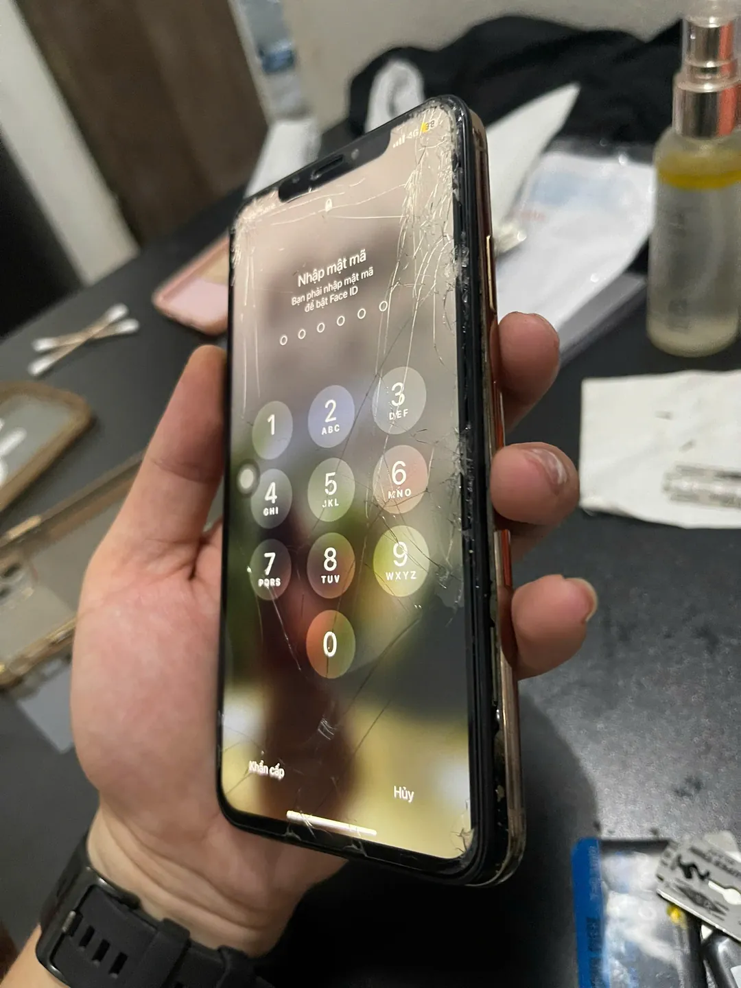 iPhone XS Max màn GX vỡ nhiều trước khi thay pin